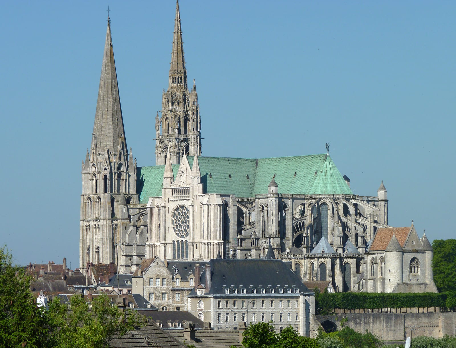 The Sancta Camisia Survives the Fire of Chartres