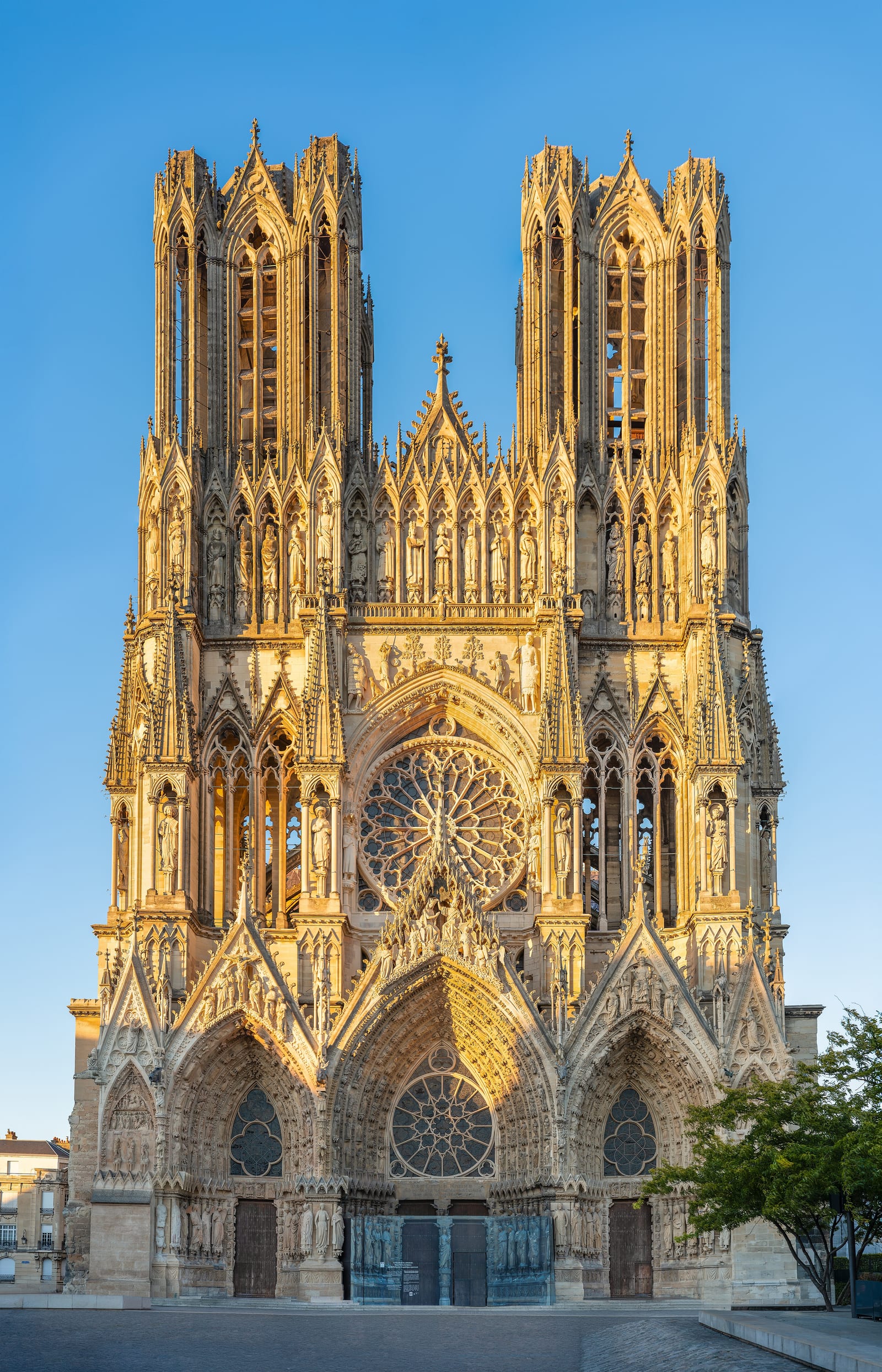 The Crucifix of Reims Cathedral Survives the 1914 Shelling
